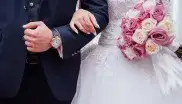 Mann und Frau heiraten