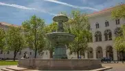 Der Geschwister-Scholl-Brunnen vor dem Hauptgebäude der LMU