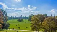 Die Aussicht vom Monopteros über die grünen Wiesen des Englischen Gartens