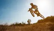 Ein Mountainbiker fliegt durch die Luft