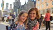 Mutter mit Kind auf dem Marienplatz