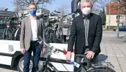 Oberbürgermeister Dieter Reiter (r.), Mobilitätsreferent Georg Dunkel (l.) und Wolfgang Großmann, Geschäftsführer der P+R Park&Ride GmbH, präsentieren "Bike+Ride"