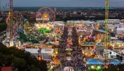 Ausblick über die leuchtenden Lichter auf dem Oktoberfest auf der Theresienwiese