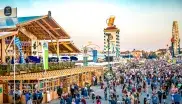 Reger Betrieb vor dem Schützenfestzelt auf dem Oktoberfest