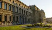 Die Fassade der Residenz im Hofgarten