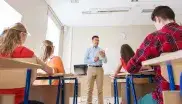 Ein Lehrer unterrichtet vor einer Schulklasse