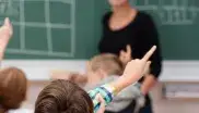 Schüler melden sich im Unterricht