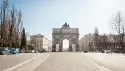 Das Siegestor trennt die beiden Stadtteile Maxvorstadt und Schwabing