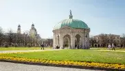 Die Sonne scheint auf den Dianatempel im Hofgarten