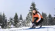 Frau beim Langlauf