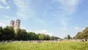 Menschen genießen die Sonne an der Isar