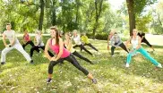 Gruppe macht Sport im Park