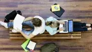 Studierende lernen Rücken an Rücken
