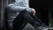 Ein junger Mann ist traurig