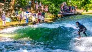 Die Eisbachsurfer in München