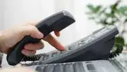Ein Mann wählt eine Telefonnummer