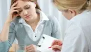 Eine Frau konsultiert eine Therapeutin