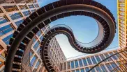 Die unendliche Treppe befindet sich im Innenhof der KPMG