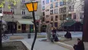 Münchens wohl schiefste Laterne steht am Wedekindplatz im schönen Schwabing