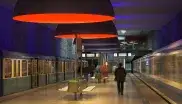 An der Decke des Westfriedhofs hängt eine Lichtinstallation des Künstlers Ingo Maurer