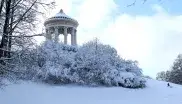 Mit Schnee bedeckt: Der Monopteros im Englischen Garten
