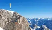 Das Gipfelkreuz auf dem Gipfel der Zugspitze
