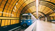 Einfahrende U-Bahn in der Station Theresienwiese
