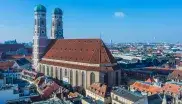 Frauenkirche in München bei sonnigem Wetter, Ansicht vom Rathausturm