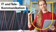 Dozentin mit Tablet vor einer Tafel