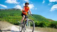 Mountainbikerin in den Bergen
