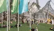 Fahnen und Menschen im Olympiapark 1972