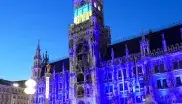 Das Neue Rathaus wurde am 9. Mai zum Europatag in europäischen Farben bestrahlt