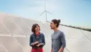 Menschen vor einer Solaranlage