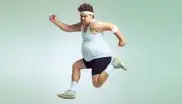 Ein Mann in Sportkleidung springt in die Luft