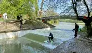Surfer an der Floßlände in Thalkirchen
