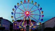 Riesenrad am Wittelsbacher Platz am Abend