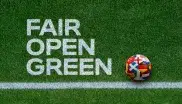 Weiße Schrift auf grünem Rasen mit den Worten Fair, Open, Green und einem Fußball
