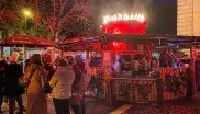 Feuerzangenbowle an der Schrannenhalle: Stand mit brennendem Kessel