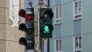 Pumuckl-Ampel auf Grün an der Kreuzung Robert-Koch- und Sternstraße