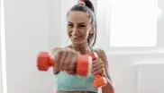 Frau beim Zirkeltraining mit Kurzhantel